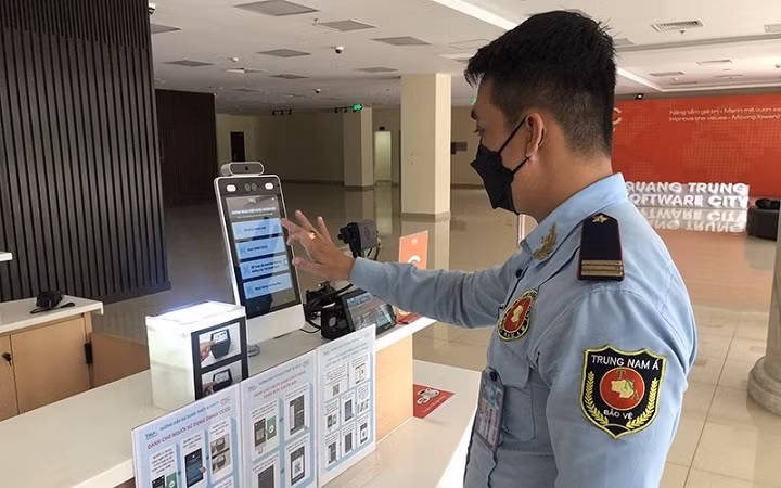 A solution on health declaration and control of employees’ entry and exit is applied at the building of Quang Trung Software City Development Company Limited in District 12, Ho Chi Minh City.