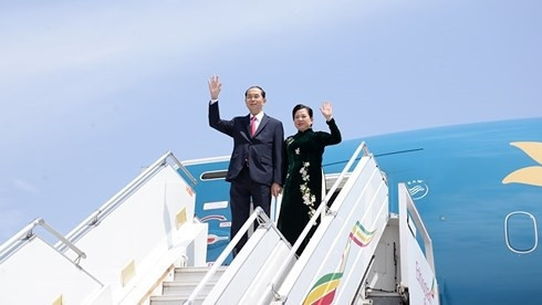 President Tran Dai Quang and his wife arrived at Bole International Airport in the Ethiopian capital city of Addis Ababa at 2 pm (local time) on August 23, beginning a State-level visit to the East African nation from August 23 to 25. (Photo: VOV)