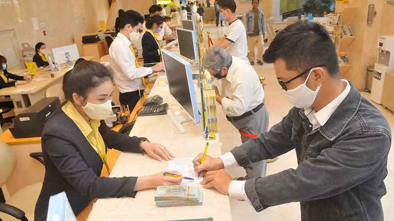Conducting transactions at Nam A Bank in Ho Chi Minh City. (Photo: Cao Thang)