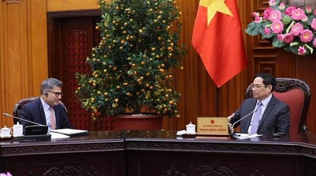 Prime Minister Pham Minh Chinh (R) receives Nitin Kapoor, President for Asia Area Frontier Markets at AstraZeneca, and Chairman and General Director of AstraZeneca Vietnam (Photo: VNA)