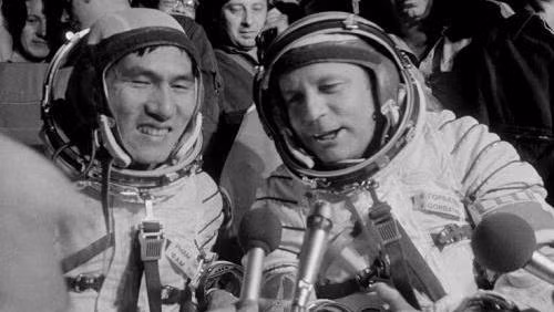 Vietnamese astronaut Pham Tuan (L) and Soviet Union cosmonaut Viktor Gorbatko (Photo: VNA)