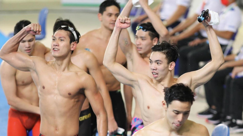 Members of Vietnam's swimming team celebrate the victory. (Photo: Khieu Minh)