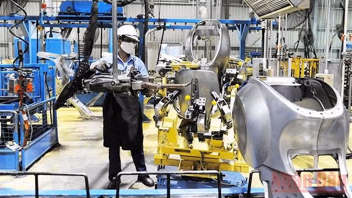 Manufacturing scooters at Piaggio Vietnam (Photo: Lam Thanh)