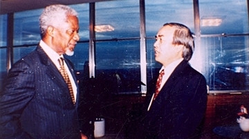 Ambassador Ngo Quang Xuan (right) talks with the seventh Secretary-General of the UN, Kofi Annan on the sidelines of a UN session.