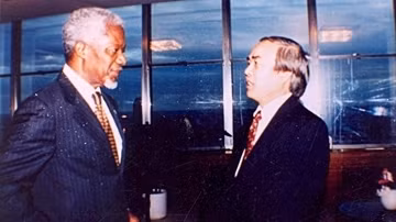 Ambassador Ngo Quang Xuan (right) talks with the seventh Secretary-General of the UN, Kofi Annan on the sidelines of a UN session.