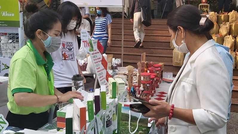 Tet fair displays organic farm products and Vietnamese specialties (Photo: NDO/Cao Tan)