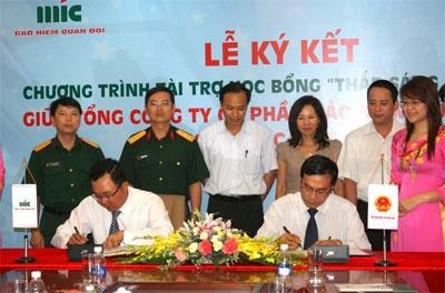 The signing ceremony of the ‘Lighting up the Dream’ scholarship fund between 2013 and 2015