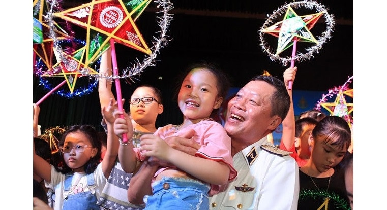 A Mid-Autumn Festival programme for children of officers and soldiers on duty in the Truong Sa (Spratly) archipelago was held in Hai Phong city.