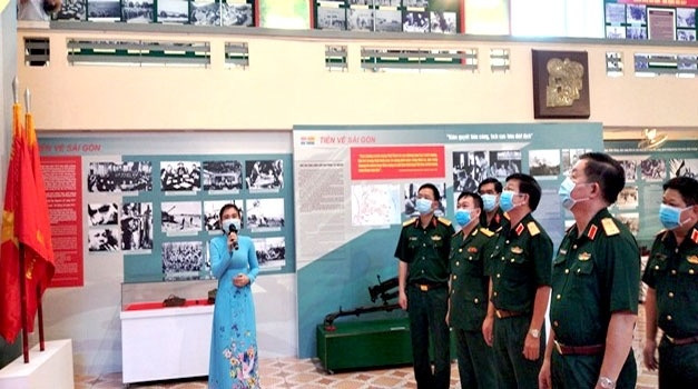 Visitors to the exhibition 