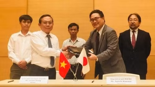 At the signing ceremony between Japanese Consul General to Ho Chi Minh City Kawaue Junichi (R) and Chairman of the Ninh Thuan province's Thuan Bac district People's Committee Le Kim Hoang. (Photo: VNA)