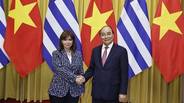 President Nguyen Xuan Phuc (R) and his Greek counterpart Katerina Sakellaropoulou (Photo: VNA)