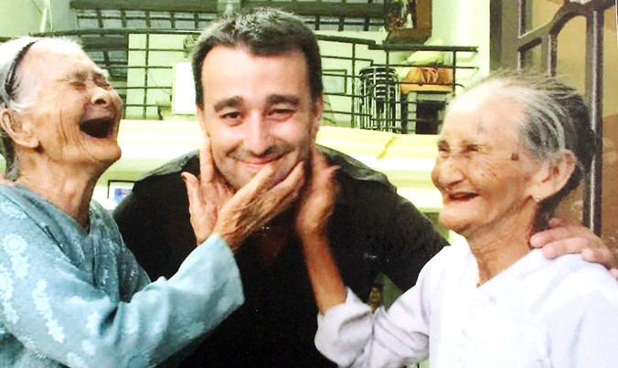 French photographer Réhahn Croquevielle and his two elderly Vietnamese models (Photo: hoianworldheritage.org.vn)