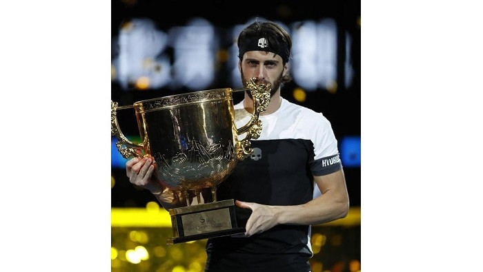 Nikoloz Basilashvili of Georgia kisses the trophy during the awarding ceremony of the men's singles event at the China Open tennis tournament in Beijing, China on October 7, 2018. (Photo: Xinhua)