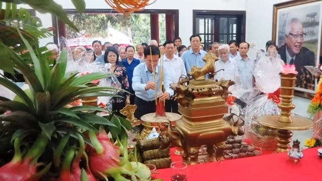 Central and provincial leaders offer incense to former Prime Minister Vo Van Kiet.