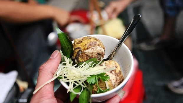 Many Hanoians believe the duck embryos are perfect for breakfast. (Photo credit: Phong Vinh)