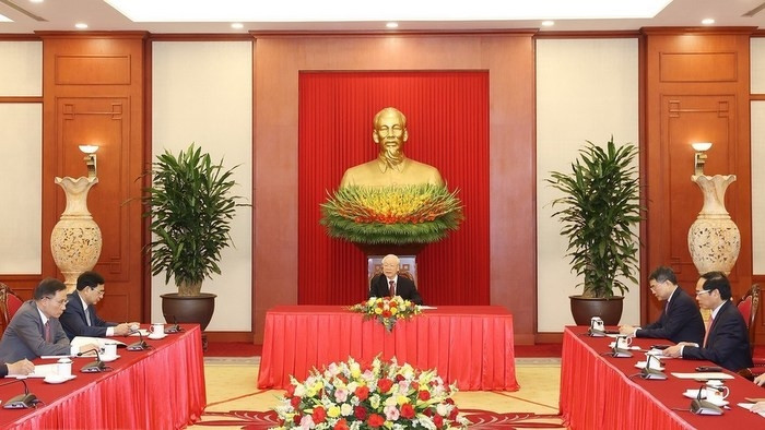 Party chief Nguyen Phu Trong holds a phone conversation with Indonesian President Joko Widodo. (Photo: VNA)