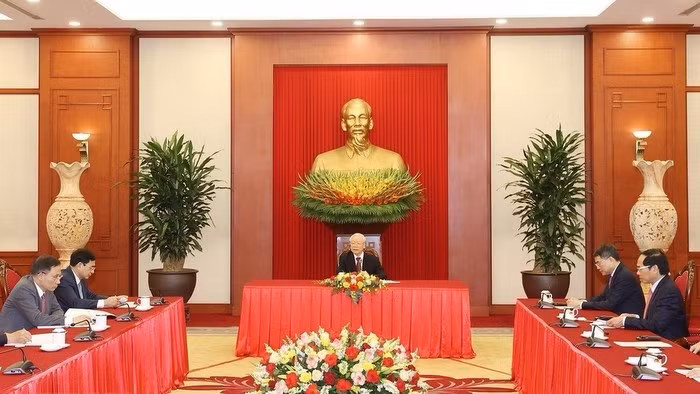 Party chief Nguyen Phu Trong holds a phone conversation with Indonesian President Joko Widodo. (Photo: VNA)