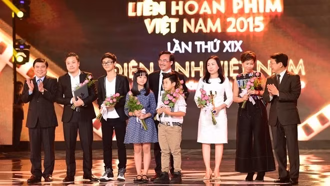 The film crew of ‘Yellow Flowers on the Green Grass’ received the Golden Lotus award for best feature film category. (Credit: news.zing.vn)