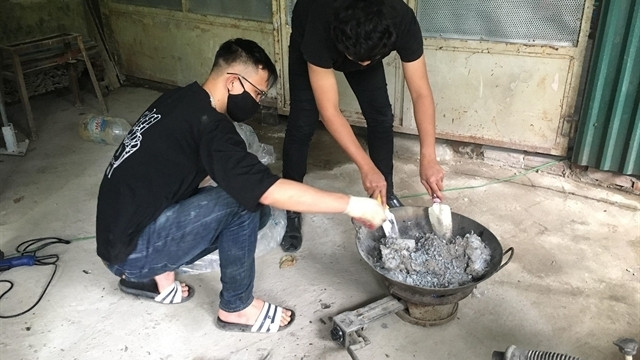 The students conduct an experiment to make bricks with plastic bags. (Photo: Vietnamnet)