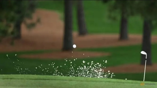Marc Leishman of Australia hits from a sand trap on the seventh hole during third round play of the 2018 Masters golf tournament at the Augusta National Golf Club in Augusta, Georgia, US, Apr 7, 2018. (Photo: Reuters)