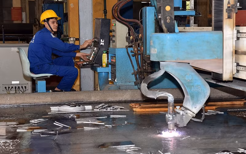 The remaining two quarters of the year must reach a growth rate of more than 7% in order to achieve the full-year growth target. (Photo: Quang Anh)