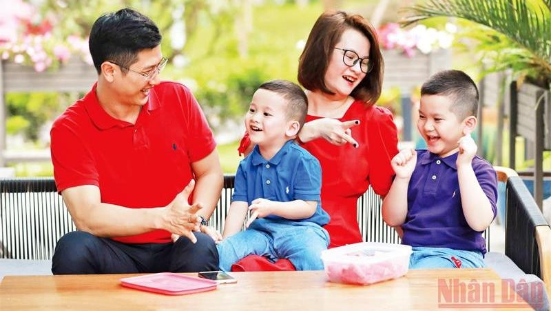  In a harmonious civilisation, a life that depends on a high-paying job should be replaced by a balance with mutual concern, social commitment and leisure time. (Photo: QUANG VINH)