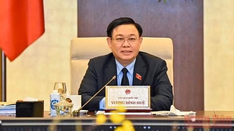 NA Chairman Vuong Dinh Hue speaking at the meeting (Photo: NDO/Duy Linh)