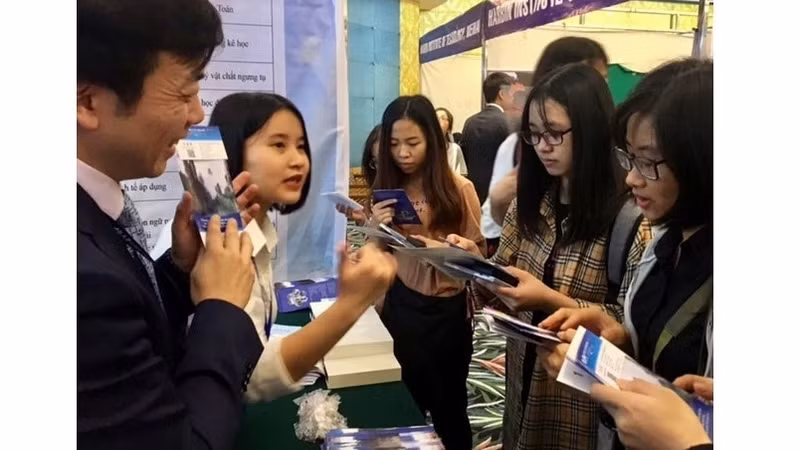 Vietnamese students seek information on studying in China at an exhibition on the sidelines of the forum. (Photo: hanoimoi.com.vn)