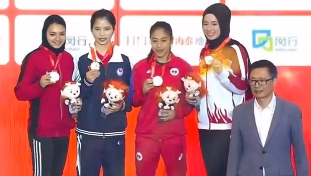 Nguyen Thi Chinh (second, left) poses with her gold and medallists at the World Wushu Championships in China (Credit: VNA)