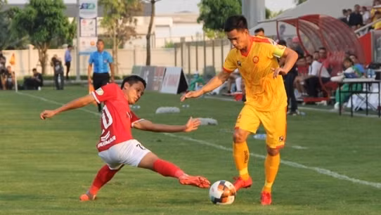Thanh Hoa (in yellow) beat hosts Pho Hien 2-1 on Monday to book a ticket to the Round of 16 in the Bamboo Airways National Cup 2020. (Photo: baothanhhoa.vn)