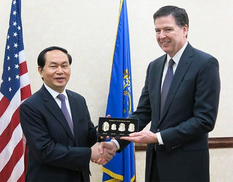 Minister of Public Security General Tran Dai Quang and FBI Director James Comey (Credit: cand.com.vn)