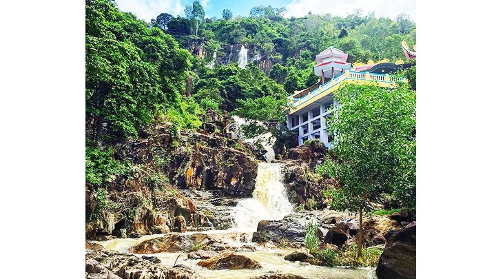 Suoi Do Pagoda is famous for its pristine nature. 