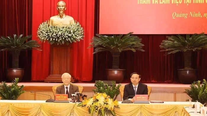 Party General Secretary Nguyen Phu Trong (L) at the working session with Quang Ninh officials on April 6. (Photo: VNA)