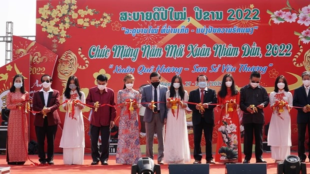 Spring fair brings Tet atmosphere to Vietnamese in Laos (Photo: VNA)