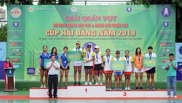 The Hung Thinh - HCMC team No. 1 crowned champions in the women’s team event after beating Hai Duong 2-0 in the finals on May 22. (Photo: Vietnam Tennis Federation)