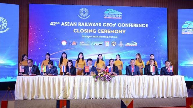 ASEAN Railways CEOs sign a Memorandum of Understanding. (Photo: VNA)