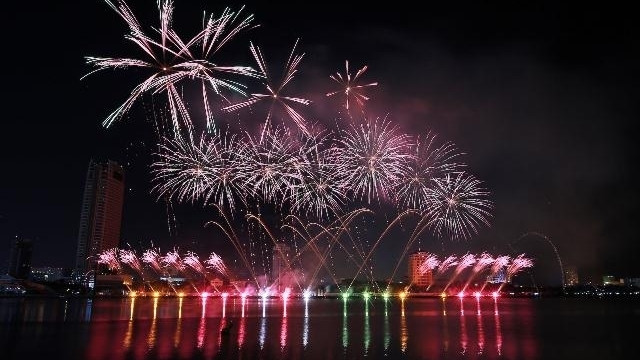 An impressive performance of the Pyrotex Fireworx team from UK
