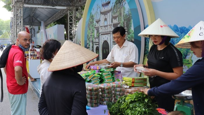 Visitors to the pavilions of culinary specialties at the festival 