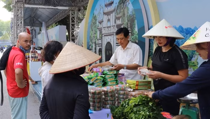 Visitors to the pavilions of culinary specialties at the festival 