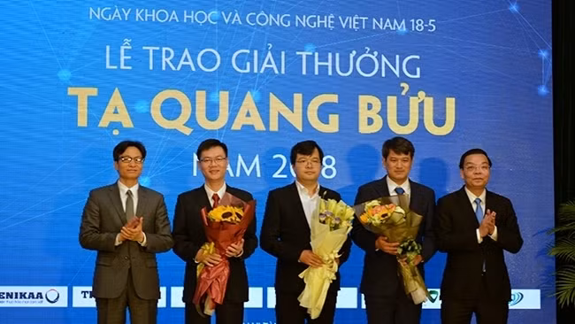 Deputy PM Vu Duc Dam (far left) and Minister of Science and Technology Chu Ngoc Anh (far right) applaud the three scientists who are winners of this year’s Ta Quang Buu Award. (Photo: NDO)