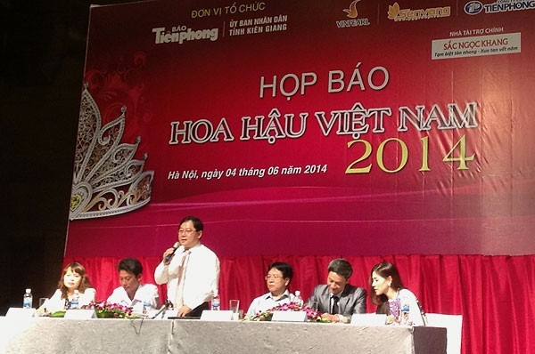 The chief organiser of 2014 Miss Vietnam Le Xuan Son answers reporters' questions on the contest (VTV Online)