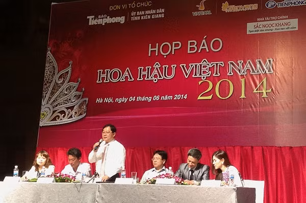 The chief organiser of 2014 Miss Vietnam Le Xuan Son answers reporters' questions on the contest (VTV Online)