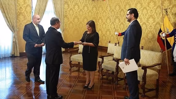Ambassador to Ecuador Nguyen Ngoc Son presents credentials to acting President of Ecuador Maria Alejandra Vicuna.
