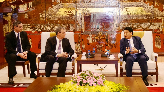 Chairman of the Hanoi People’s Committee Nguyen Duc Chung (right) and Evans F.David, President of the Asia Area of the Church of Jesus Christ of Later-day Saints. (Photo: Hanoimoi)