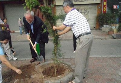 US Ambassador David Shear and VEA Deputy Director General Hoang Duong Tung plant a tree.