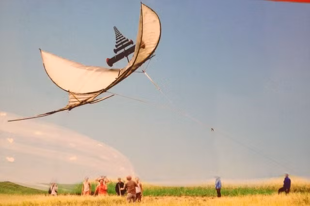 Flying a kite with a flute attached to it is a century-old game that requires a lot of passion and knowledge from the player (Photo: hoangphu.vn)