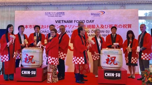 Delegates kick-start the Vietnam Food Day in Osaka on August 3. (Photo: Ha Noi Moi)