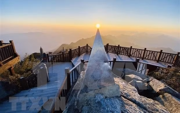 On top of the Fansipan Mountain in Lao Cai (Photo: VNA)