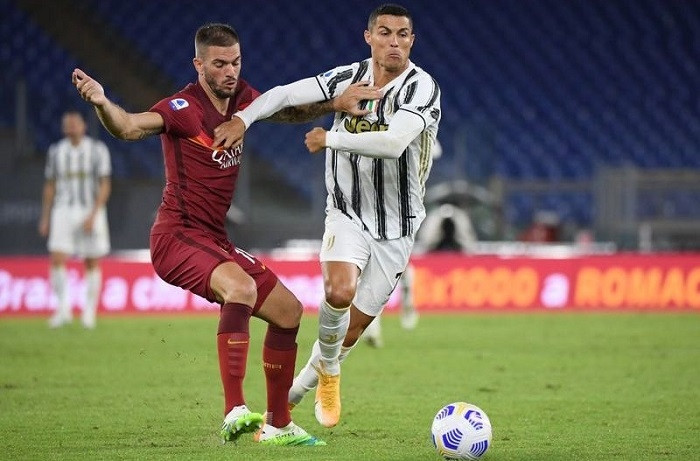 AS Roma's Davide Santon in action with Juventus' Cristiano Ronaldo. (Photo: Reuters)