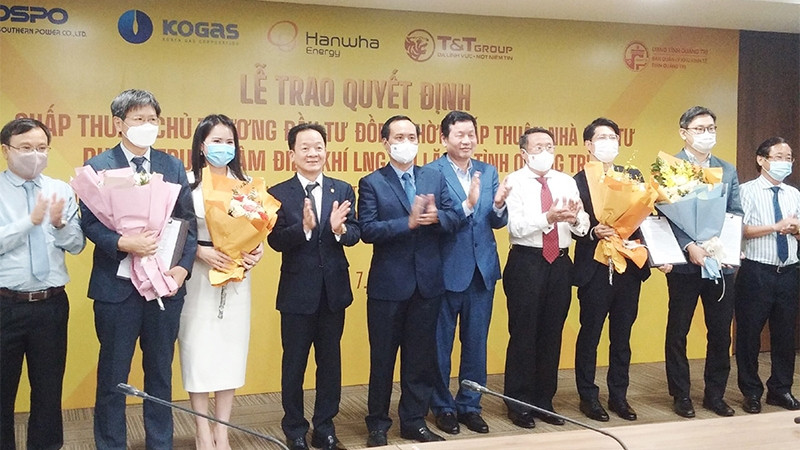 Leaders of Quang Tri Provincial People's Committee and investors at the ceremony for offering the Investment policy decision.